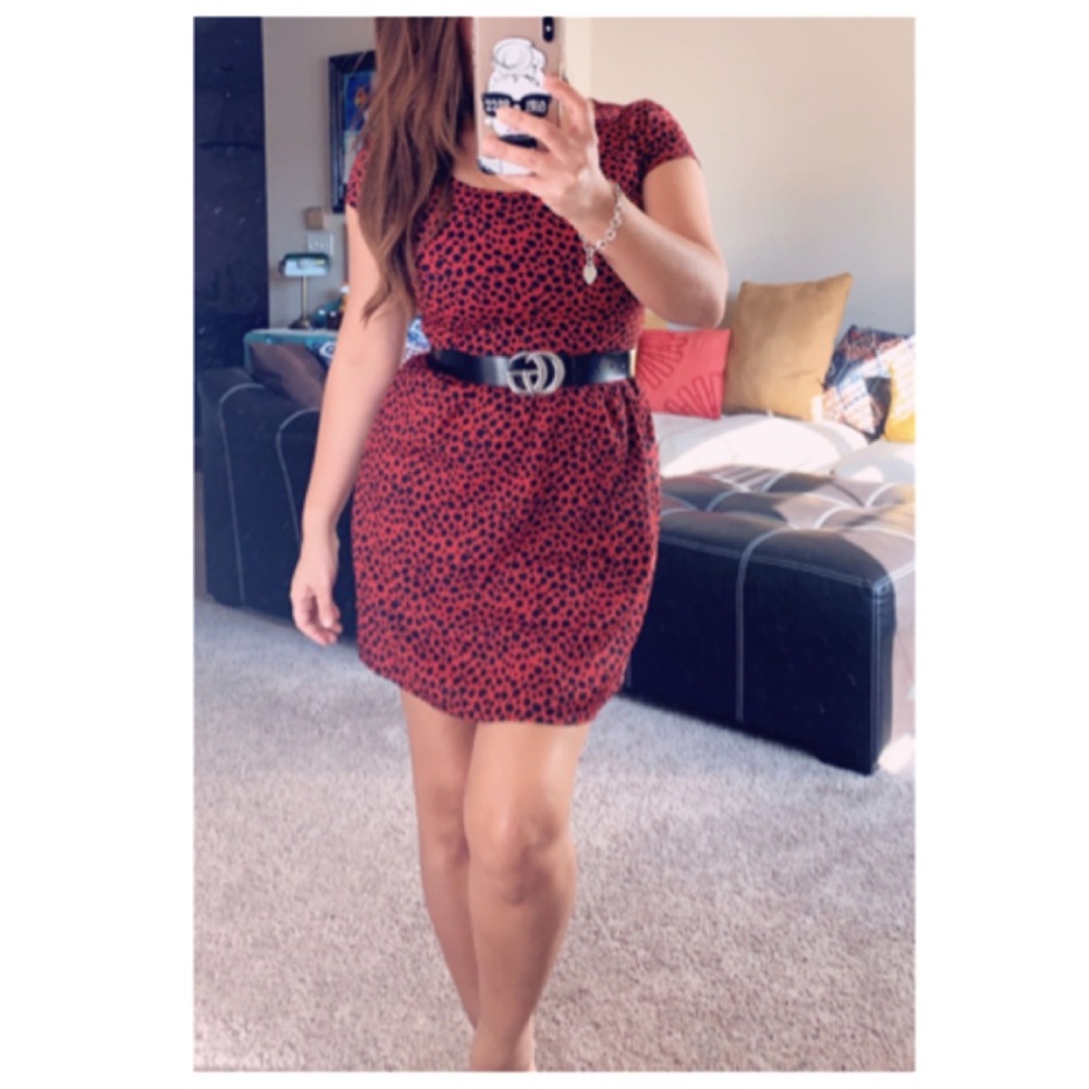 𝒮𝓉𝓇𝒶𝒹𝒾𝓋𝒶𝓇𝒾𝑜𝓊𝓈 Black /Red dress